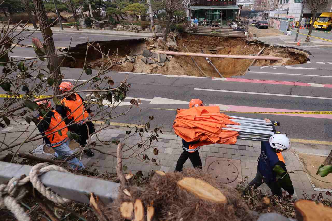 INTERNASIONAL, Balinews.id - Seorang pengendara motor di Seoul, Korea Selatan, meninggal dunia setelah terjatuh ke dalam sinkhole yang tiba-tiba muncul dan men…
