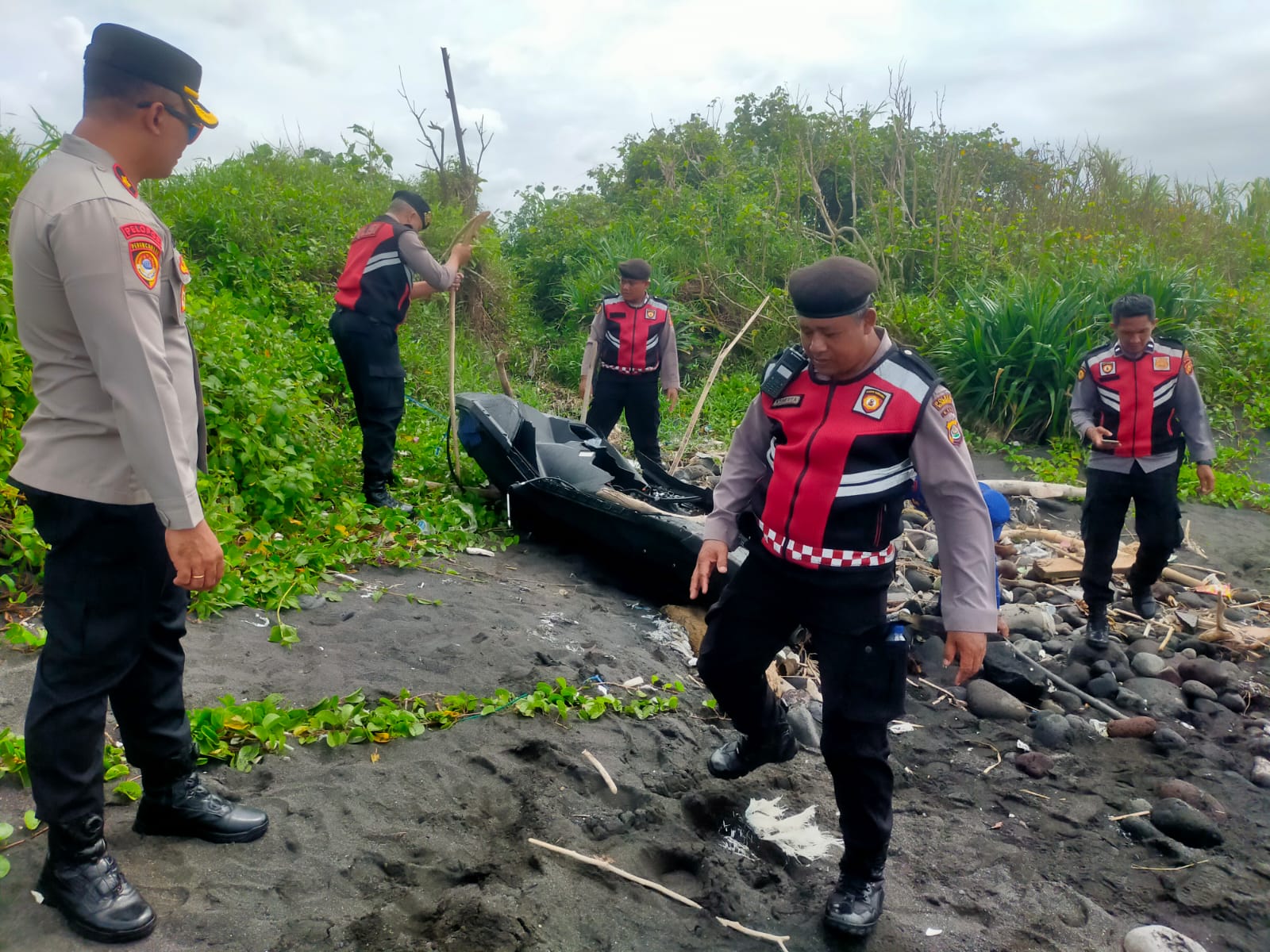 KLUNGKUNG, BALINEWS.ID – Pasangan suami istri warga negara asing (Pasutri WNA), Antonie dan istrinya, masing-masing naik jetsky dari Nusa Penida menuju pelabuh…