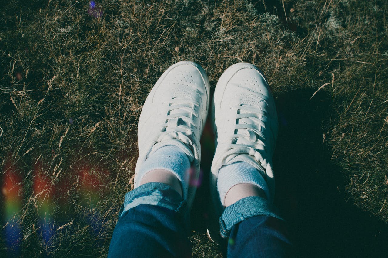 INTERMESO, Balinews.id - Sepatu putih memang selalu terlihat keren untuk dipadupadankan. Tapi sayangnya, warnanya yang cerah bisa cepat berubah menjadi kuning …