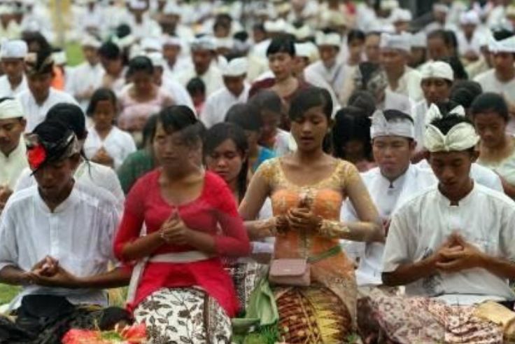 BALINEWS.ID - Tri Sandya merupakan salah satu bentuk persembahyangan harian umat Hindu, khususnya di Bali. Mengutip laman resmi Parisadha Hindu Dharma Indonesi…