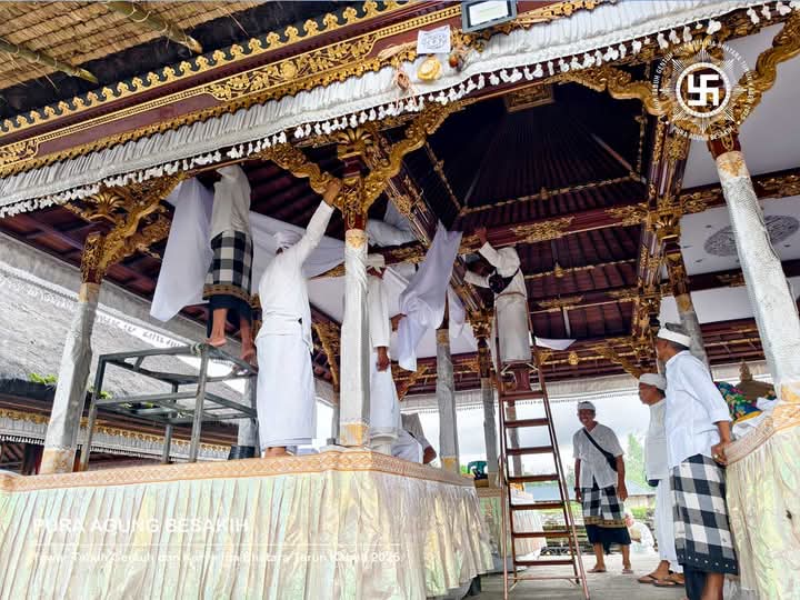 KARANGASEM, BALINEWS.ID - Foto dan video pemangku Pura Agung Besakih naik ke pelinggih Padma Tiga di Penataran menuai pro dan kontra. Menjawab berbagai komenta…