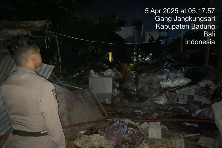 BADUNG, Balinews.id - Kebakaran hebat melanda rumah kos-kosan yang terletak di Jl. Setia Budi, Gg. Jakong Sari, No. 7 Kuta, Badung, Sabtu (5/4/25) sekitar puku…