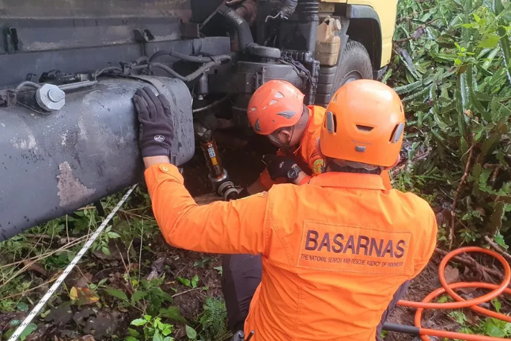 BADUNG, Balinews.id - Nasib nahas menimpa seorang sopir truk bernama Antonis Nani (34). Pria asal Flores, NTT itu tewas terjepit as roda depan truk yang dikemu…