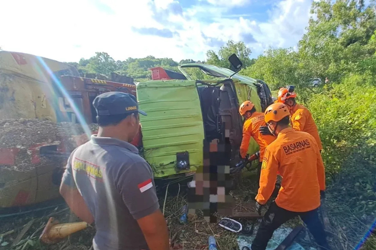 BADUNG, Balinews.id - Sebuah truk membawa alat berat terguling di Tanjakan Jalan Pura Agung Wisesa, Ungasan, Kecamatan Kutai Selatan, Kabupaten Badung, Jumat (…
