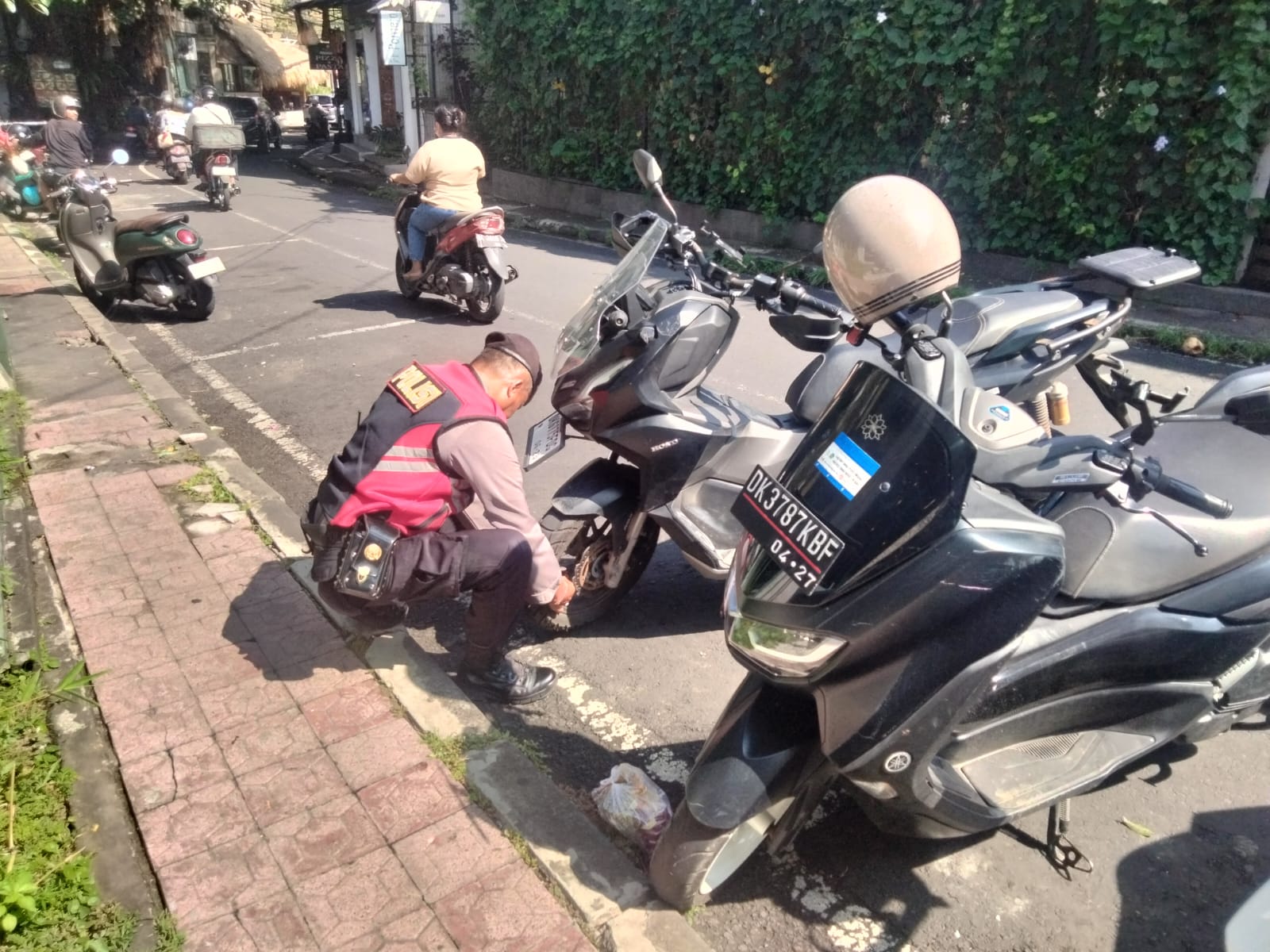 GIANYAR, BALINEWS.ID - Parkir liar masih banyak ditemui di seputaran Ubud. Padahal sudah banyak terpasang rambu lalu lintas. Mengatasi persoalan tersebut, Angg…