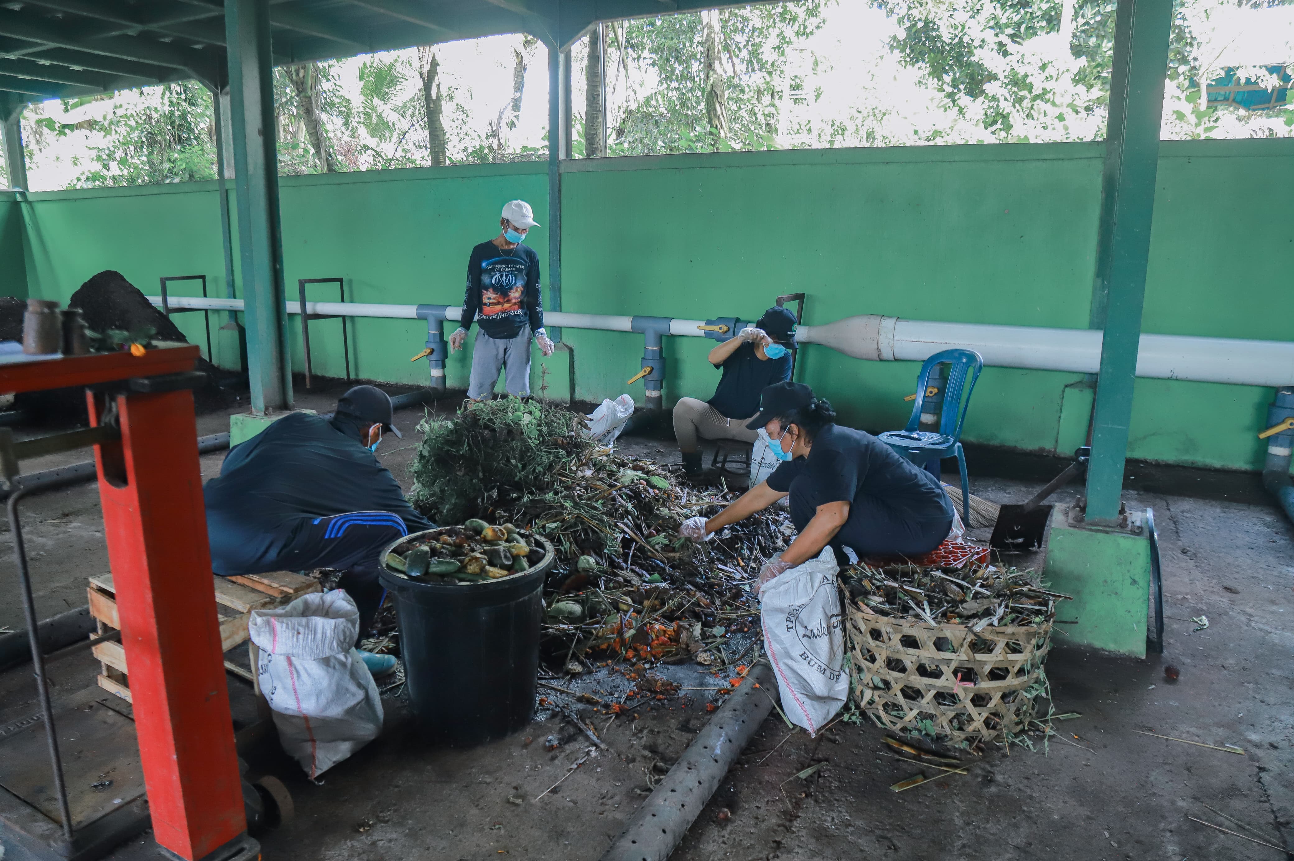GIANYAR, BALINEWS.ID - Menteri Lingkungan Hidup Republik Indonesia (RI) Dr. Hanif Faisol Nurofiq mengunjungi 2 aktivitas Tempat Pengolahan Sampah Reduce Reuse …
