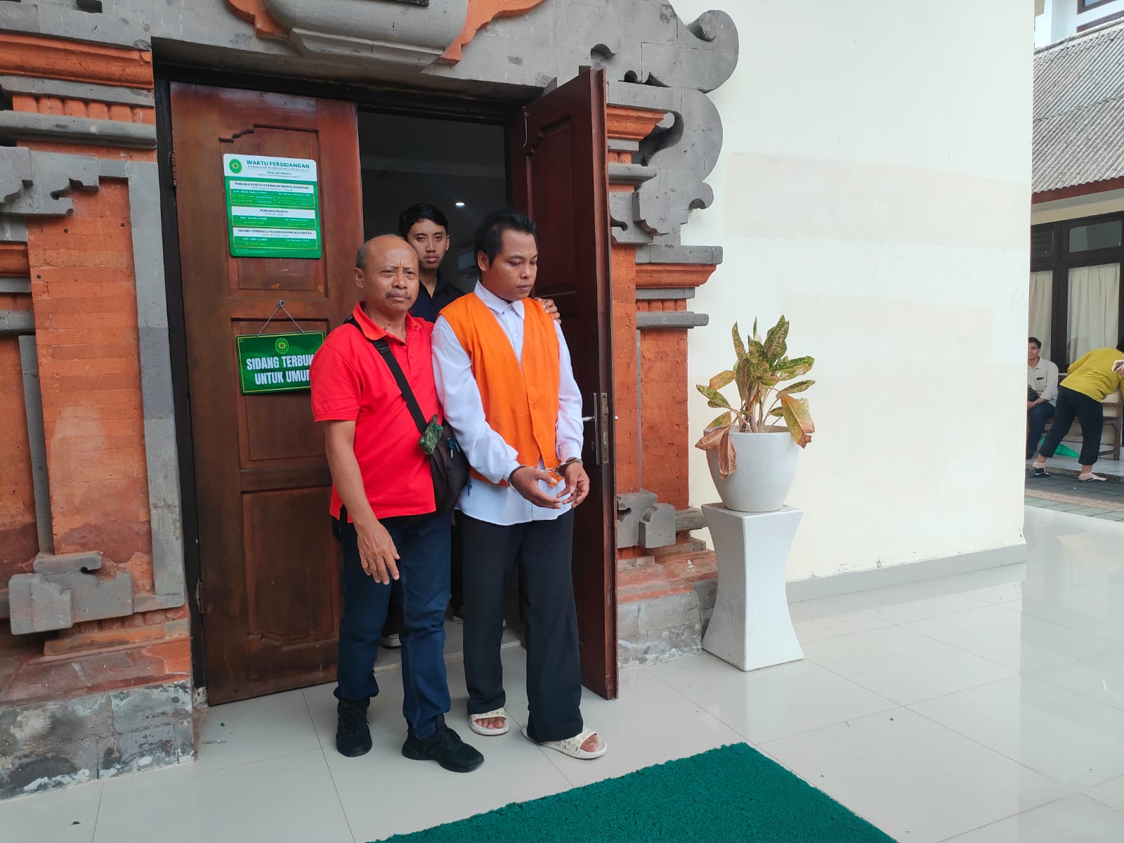 DENPASAR, Balinews.id - Pembunuh jukir (Juu Parkir), Agus Sugianto (31) telah menjalani sidang tuntutan di Pengadilan Negeri (PN) Denpasar pada Selasa (15/4/25…