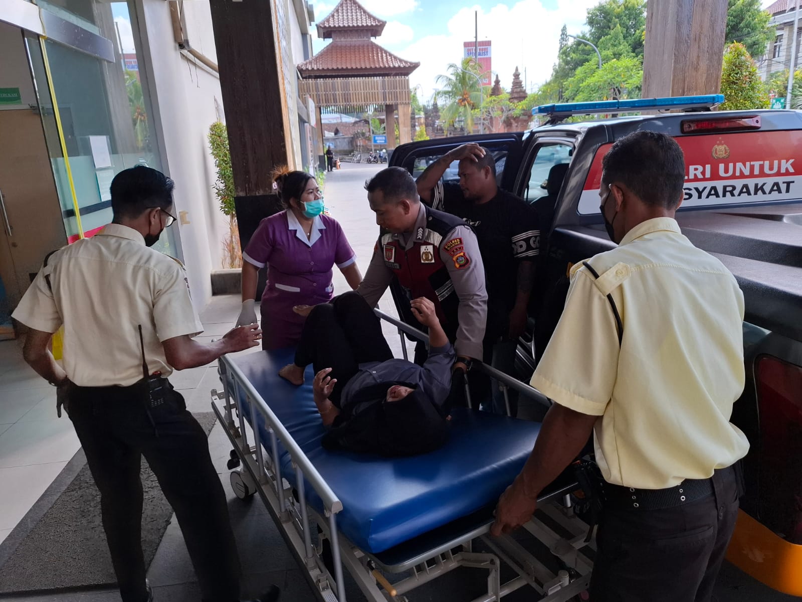 GIANYAR, BALINEWS.ID – Kejadian laka lantas terjadi pada Kamis pagi, 24 April 2025 sekitar pukul 10.30 WITA. Musibah menimpa dua orang perempuan muda yang meng…