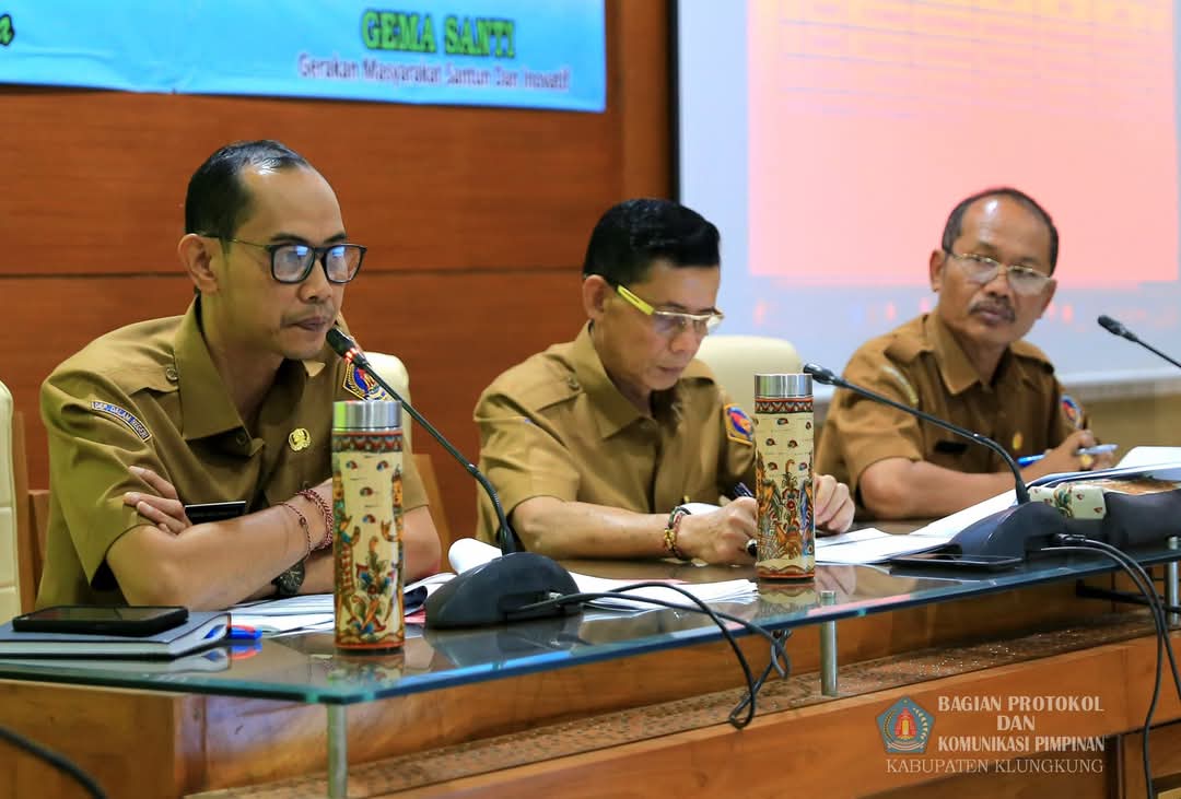 KLUNGKUNG, BALINEWS.ID - Bupati Klungkung I Made Satria didampingi Wakil Bupati Tjokorda Gde Surya Putra mengumpulkan Organisasi Perangkat Daerah (OPD) penghas…