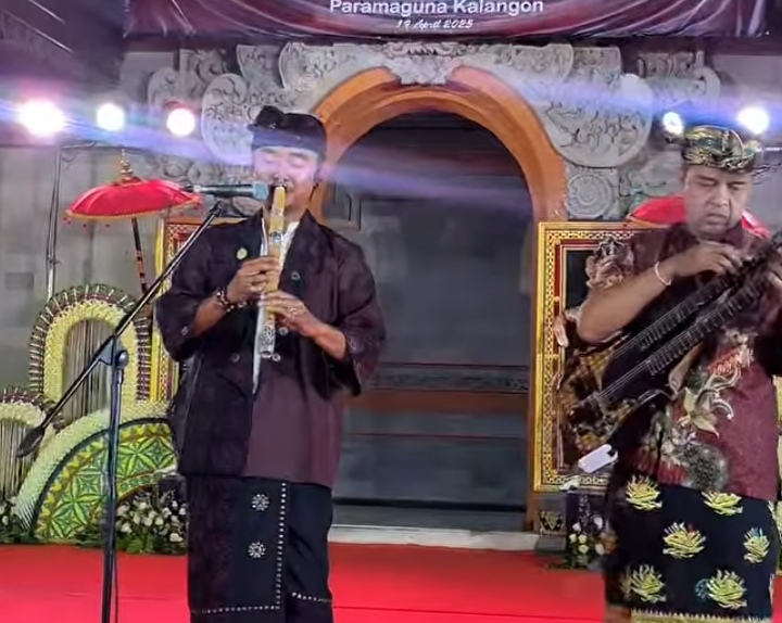 GIANYAR, BALINEWS.ID - Dua seniman asal Gianyar yang namanya dikenal luas, menerima penghargaan Wina Kusuma dari Pemerintah Kabupaten Gianyar. Penghargaan dibe…