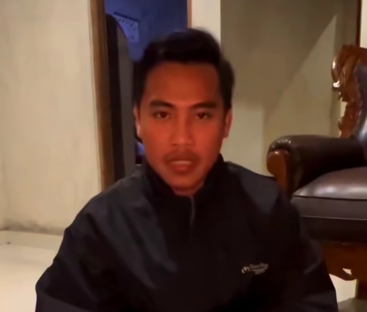 BANGLI, BALINEWS.ID - Pedagang bakso Masno di Jalan Raya Pasar Tenten Kintamani viral di media sosial. Pedagang tersebut nekat melempar mie yang dipesan oleh p…