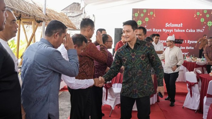 DENPASAR, BALINEWS.ID - Suasana hangat dan penuh keakraban mewarnai acara open house yang digelar Kapolda Bali, Irjen Daniel Adityajaya, di kediamannya di Jala…