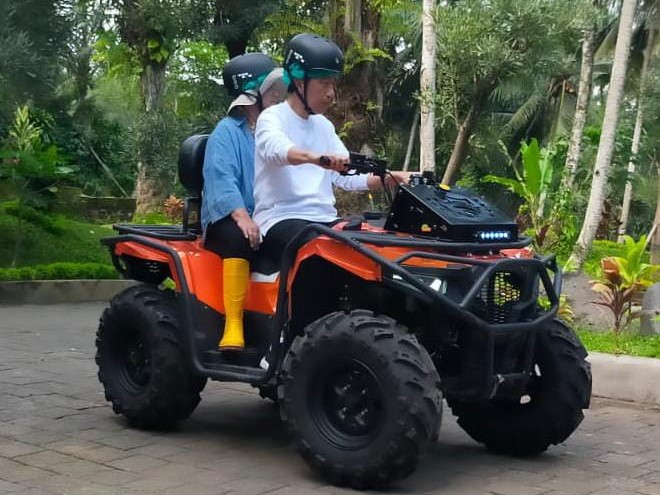 GIANYAR, BALINEWS.ID – Momentum libur lebaran dimanfaatkan oleh keluarga Joko Widodo dan keluarganya berlibur ke Bali. Jokowi yang didampingi istri, putri sulu…