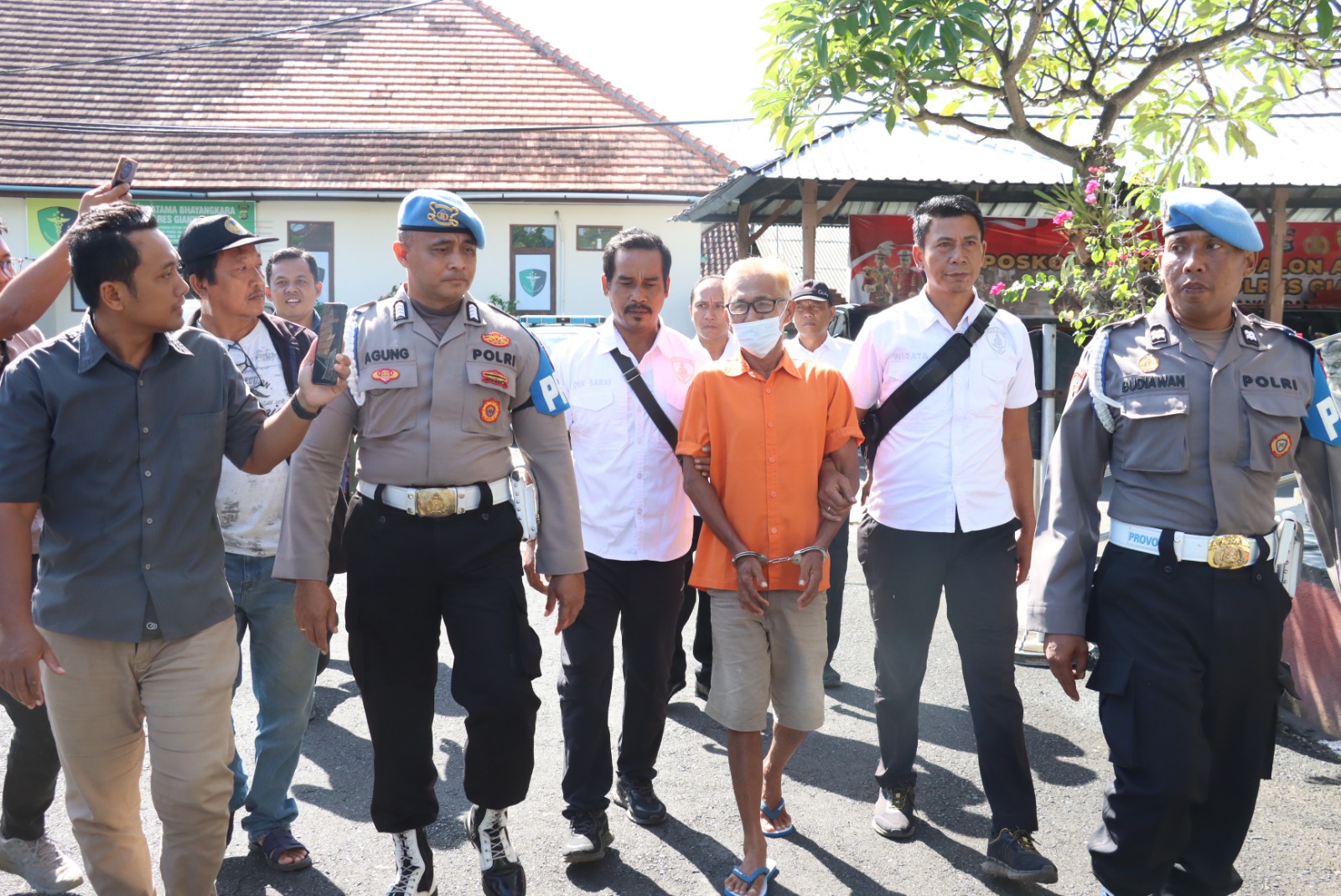 GIANYAR, BALINEWS.ID – Polres Gianyar bersama Polsek Blahbatuh mengungkapkan kasus penganiayaan berujung kematian di wilayah Semebaung, Kecamatan Blahbatuh pad…