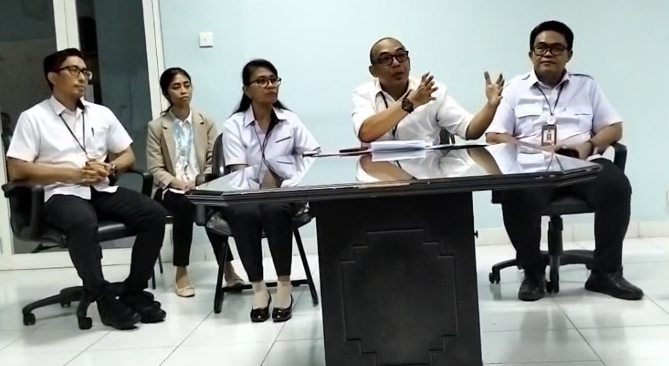 GIANYAR, BALINEWS.ID – Terkait keluarga pasien yang mengeluhkan lamanya mendapatkan obat, dibenarkan oleh RSUD Sanjiwani Gianyar. Pihaknya meminta maaf atas ke…