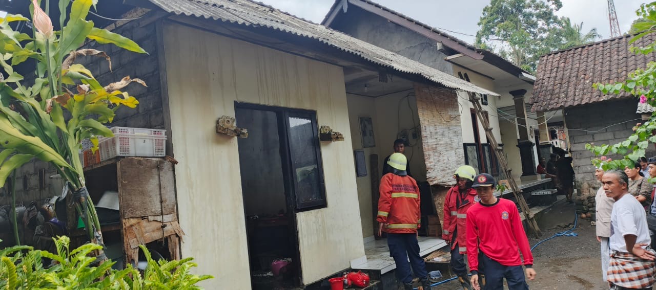KARANGASEM, BALINEWS.ID – Warga Banjar Dinas Bangbang, Desa Rendang, Kecamatan Manggis menunjukkan aksi sosial gotong royong saat ada warga yang tertimpa musib…