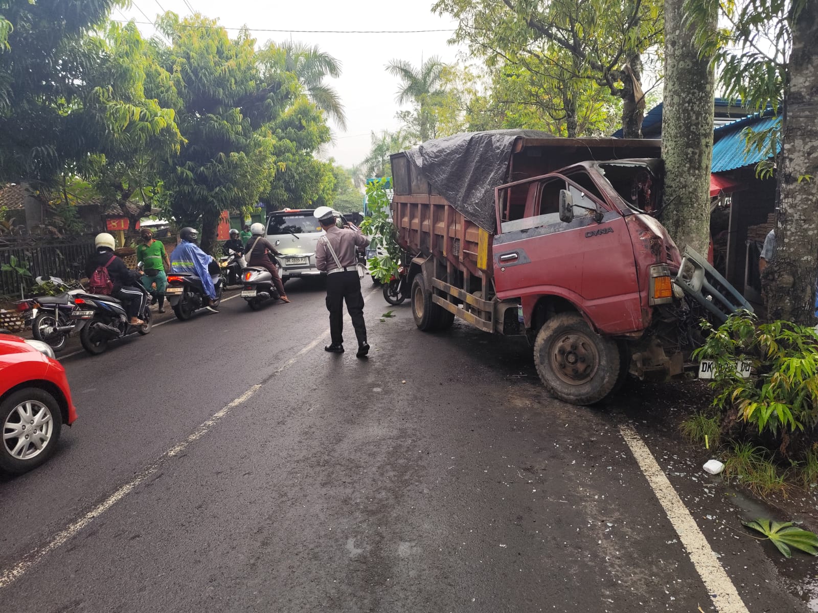 GIANYAR, BALINEWS.ID – Truk bermuatan sampah dari Desa Lodtunduh, Kecamatan Ubud, mengalami apes pada Kamis (10/4/2025). Saat dari Lodtunduh hendak ke TPA Teme…