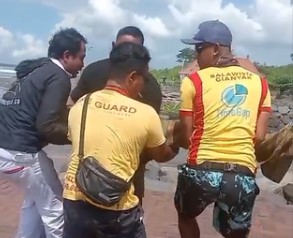 GIANYAR, BALINEWS.ID - Kisah sedih menimpa keluarga I Komang Adi Saputra pada Senin pagi, 14 April 2025, sekitar pukul 08.00 WITA di pertemuan antara muara sun…