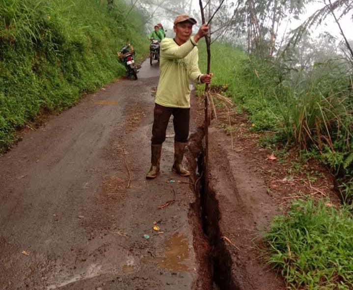 KARANGASEM, BALINEWS.ID - Akses jalan menuju Pura Tunggul Besi Besakih, tepatnya di Banjar Dinas Temukus, Desa Besakih, Kecamatan Rendang, mengalami kerusakan …