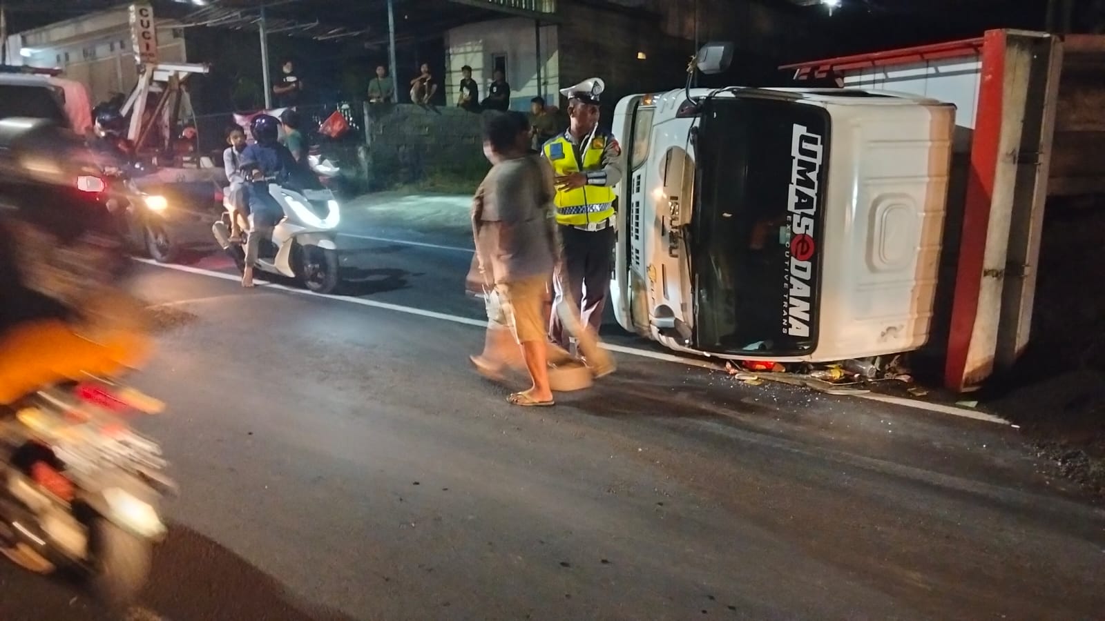 GIANYAR, BALINEWS.ID – Sebuah truk pengangkut pasir mengalami kecelakaan tunggal di Jalan Patih Jelantik, tepatnya di sebelah timur lampu lalu lintas Simpang B…