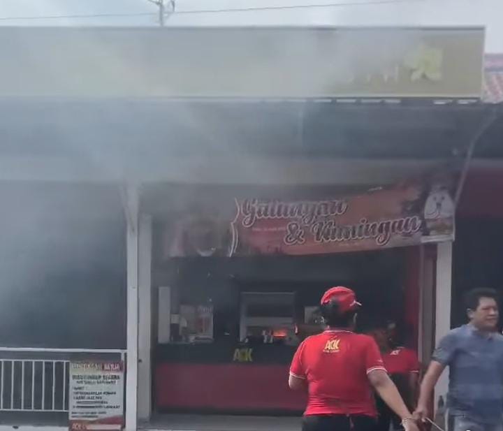 GIANYAR, BALINEWS.ID – Sebuah kebakaran hebat melanda ruko kuliner ACK yang terletak di Banjar Sasih, Gang Medori, Desa Batubulan, Kecamatan Sukawati, Kabupate…