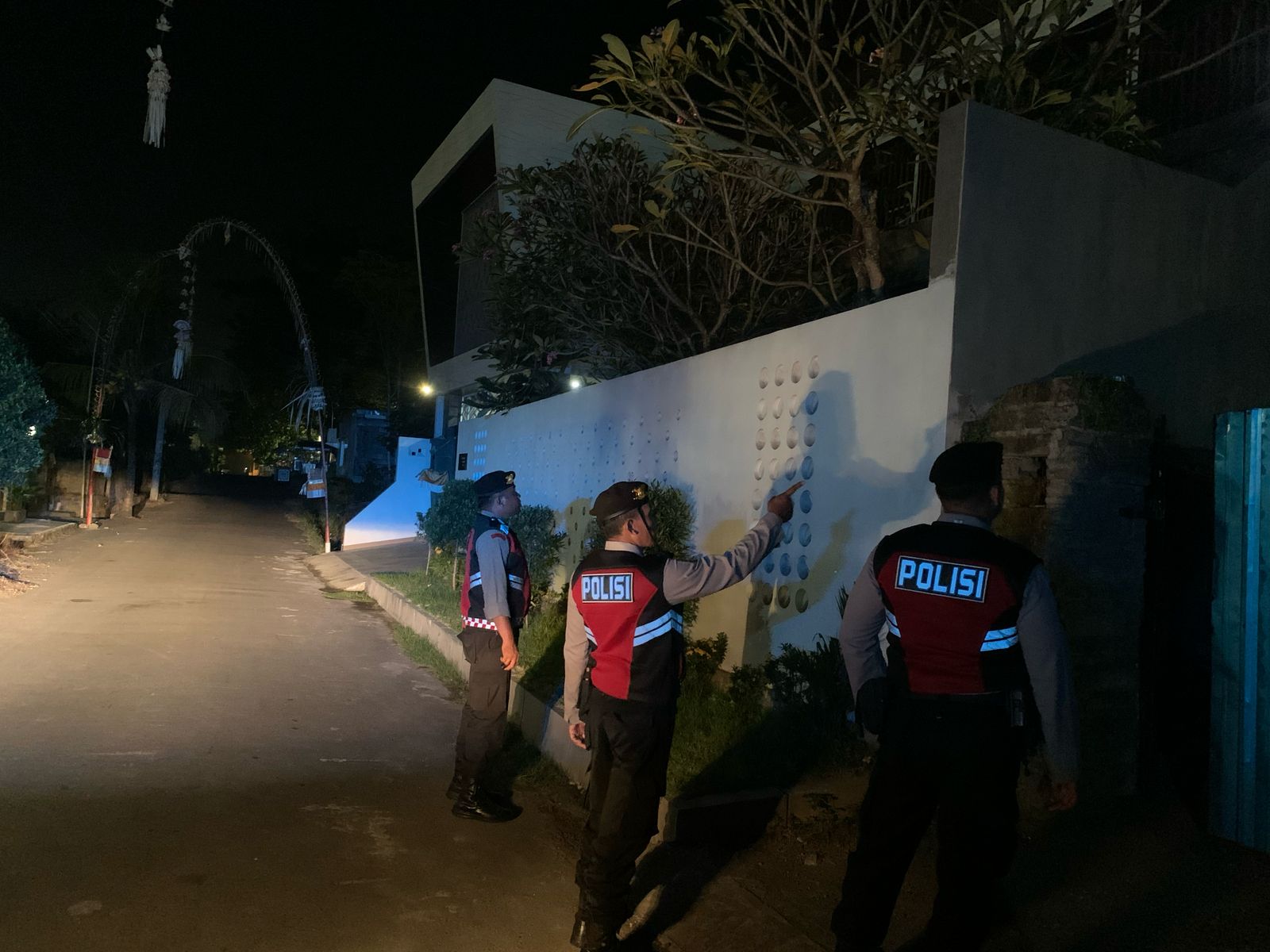 GIANYAR, BALINEWS.ID - Satuan Samapta Polres Gianyar melaksanakan patroli pada jam-jam rawan di wilayah Blahbatuh. Wilayah yang disasar ialah seputaran Jalan B…