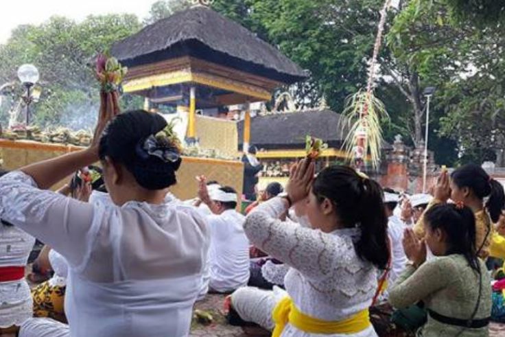BALINEWS.ID - Setiap enam bulan sekali dalam kalender Bali, umat Hindu merayakan Hari Raya Sugihan, sebuah peristiwa suci yang dipenuhi dengan makna tentang pe…