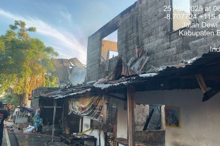 BADUNG, BALINEWS.ID - Kebakaran hebat melanda sebuah bangunan dua lantai yang difungsikan sebagai warung kelontong dan kos-kosan di Jalan Dewi Sri VIII, Lingku…