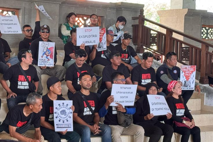 BADUNG, BALINEWS.ID - Puluhan pekerja dari berbagai sektor industri di Bali yang tergabung dalam Aliansi Perjuangan Rakyat Bali menggelar aksi damai bertajuk “…