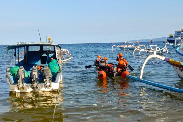 BANGLI, BALINEWS.ID - Seorang warga asal Banjar Lebah, Dusun Susut, Bangli, diduga hilang terseret arus saat memancing di Pantai Mimba, Desa Padangbai, Karanga…