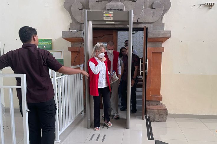 DENPASAR, BALINEWS.ID – Meski berusaha menutupi wajahnya, kedua warga negara Rusia bernama Anastasiia Koveziuk (26) dan Maxsim Tokarev (31) tetap saja tersorot…