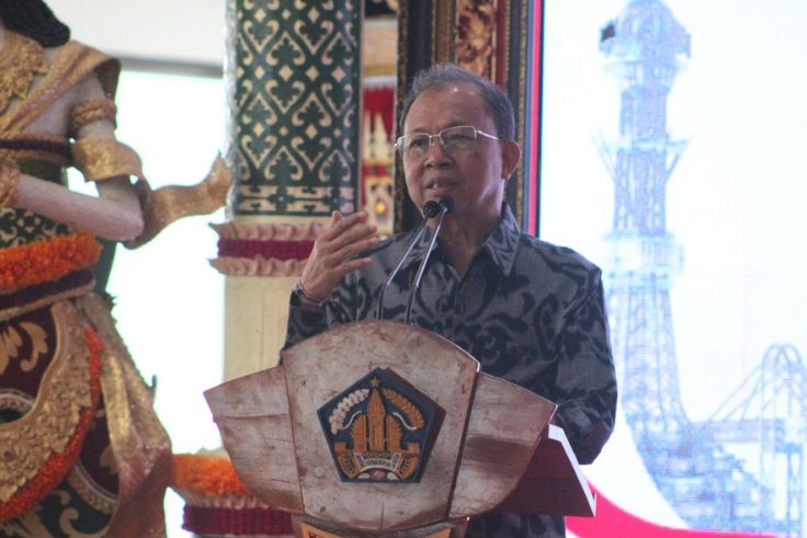 BULELENG, BALINEWS.ID - Gubernur Bali Wayan Koster meminta kepada warga yang tinggal di sekitar kawasan Turyapada Tower, Desa Pegayaman, Kecamatan Sukasada, Bu…