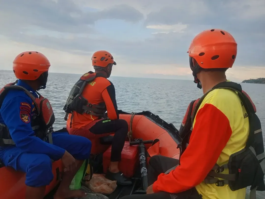 KARANGASEM, Balinews.id - Warga negara asing (WNA) asal Rusia bernama Sergei Eliseev dikabarkan menghilang saat memancing di sekitar Perairan Tukad Se, Amed, K…