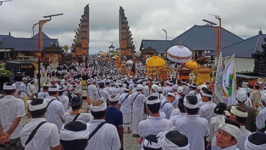 Denpasar, Balinews.id - Gubernur Bali Wayan Koster telah mengeluarkan Surat Edaran (SE) Nomor 08 Tahun 2025 terkait tatanan bagi para pemedek selama Karya Ida …