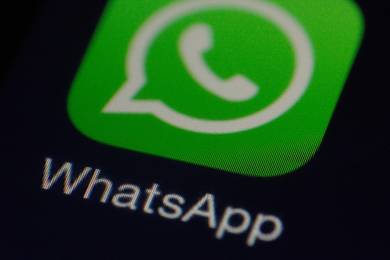 TEKNOLOGI, Balinews.id - WhatsApp dilaporkan mengalami gangguan pada Sabtu (12/4/25) malam. Gangguan ini membuat para pengguna tak dapat mengirimkan chat ke gr…