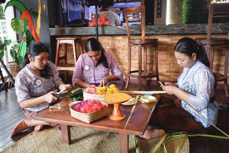 BADUNG, BALINEWS.ID - FOX Jimbaran Beach Bali telah meluncurkan aktivitas baru yang memikat hati para pengunjungnya, yaitu Canang Sari Experience. Aktivitas in…
