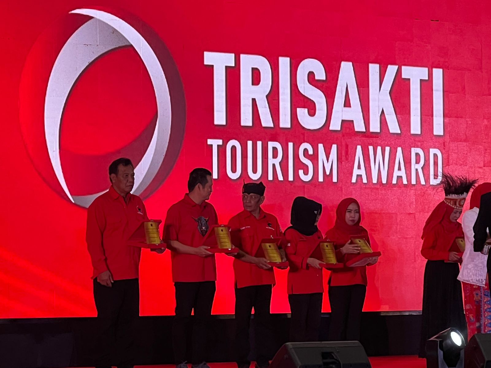 JAKARTA, Balinews.id -Dalam rangka memperingati Hari Kartini dan menyambut Bulan Bung Karno 2025, serta mendukung gerakan nasional "Menanam Tanaman Pendamping …