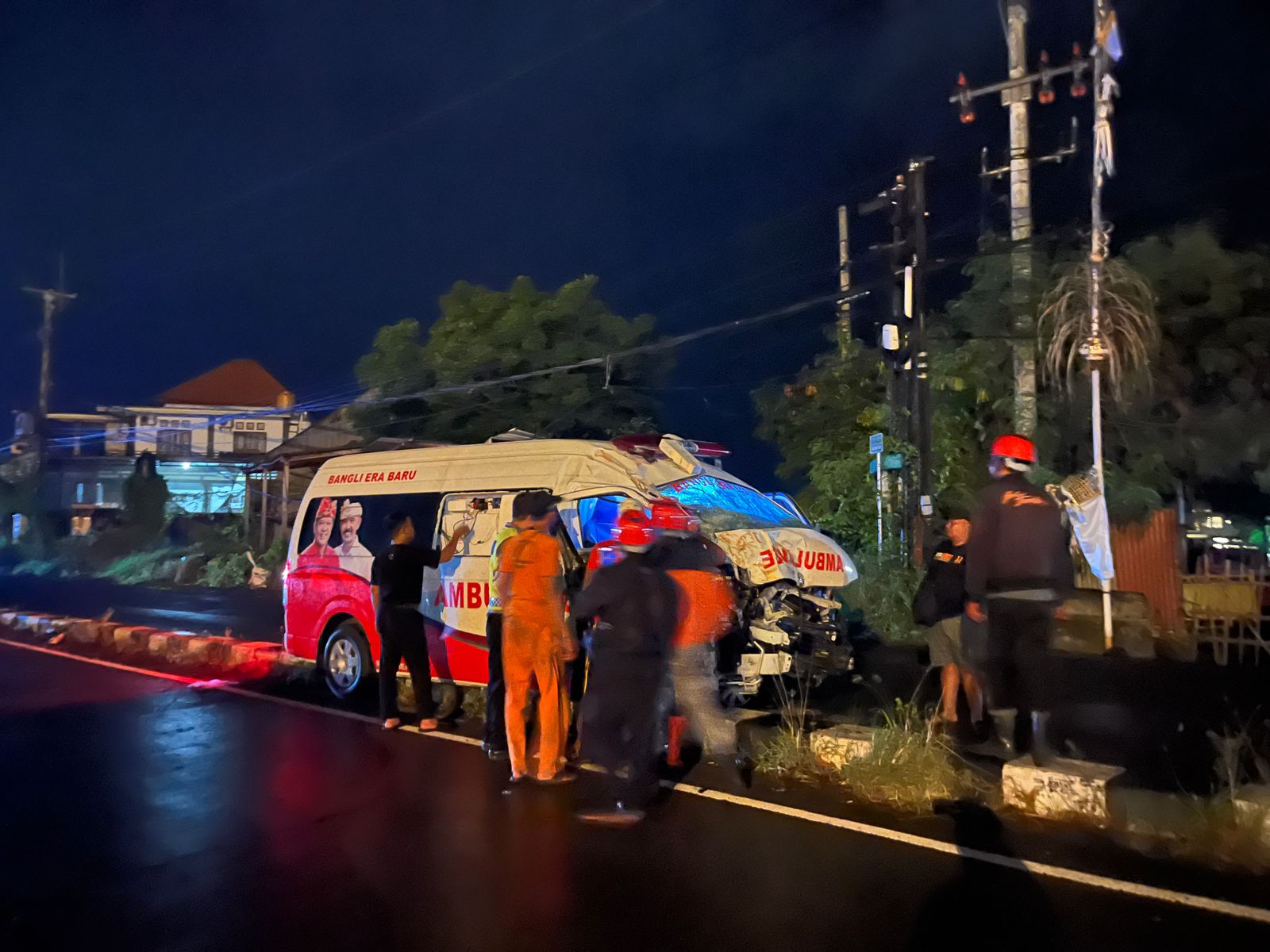 GIANYAR, BALINEWS. ID - Sebuah ambulans milik Rumah Sakit Umum (RSU) Bangli mengalami kecelakaan lalu lintas di Jalan Bypass Ida Bagus Mantra, wilayah Desa Ket…