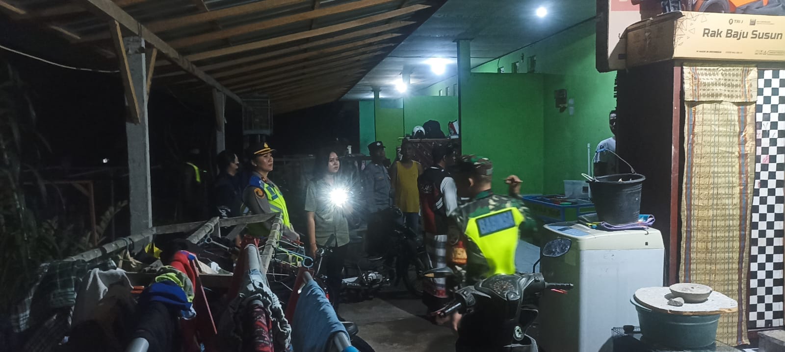 GIANYAR, BALINEWS.ID - Petugas gabungan dari Polsek Sukawati, Satpol PP hingga pecalang dan kepala desa Ketewel menggelar sidak penduduk pada Jumat, 30 Mei 202…