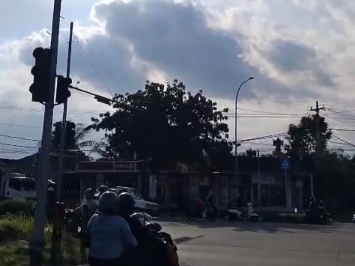 GIANYAR, BALINEWS.ID - Mati listrik di seluruh Bali pada Jumat (2/5/2025) sore berdampak pada aktivitas masyarakat di Bali. Kabupaten Gianyar, Bangli, Klungkun…