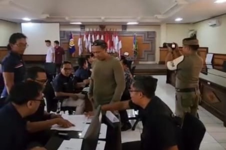 DENPASAR, BALINEWS.ID – Satu per satu, puluhan pengelola usaha di kawasan Pantai Bingin, Badung, mendatangi Kantor Satpol PP Provinsi Bali di Denpasar pada Sel…