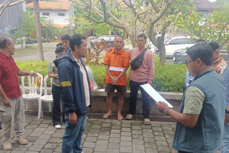 DENPASAR, BALINEWS.ID – Polsek Denpasar Selatan menggelar rekonstruksi kasus pembunuhan berencana yang menewaskan seorang sopir online, Remi Yuliana Putri (36)…