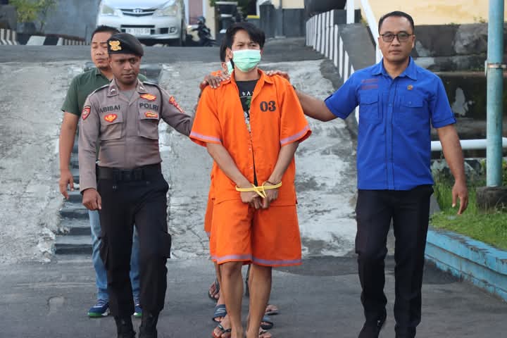 KARANGASEM, BALINEWS.ID – Satuan Reserse Narkoba Polres Karangasem mengungkap kasus peredaran narkotika selama April 2025 dan mengamankan empat tersangka dari …