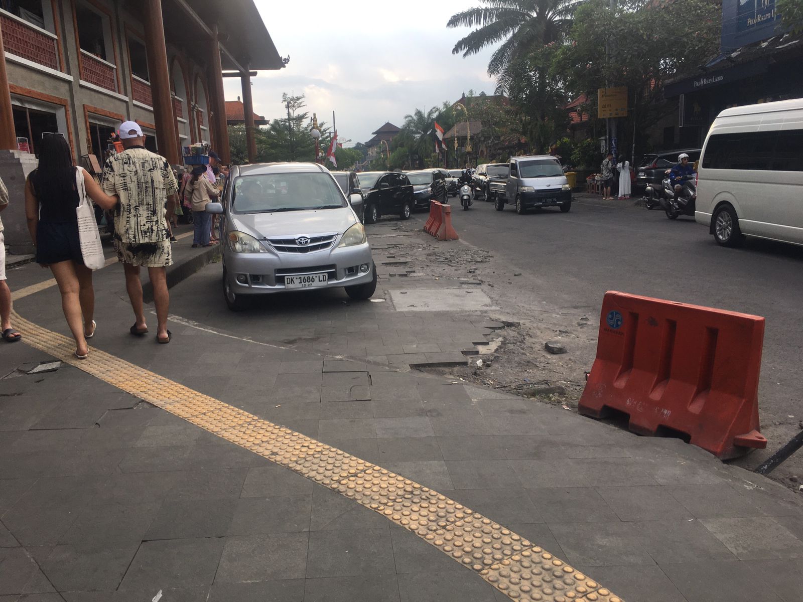 GIANYAR, BALINEWS.ID - Kerusakan infrastruktur di kawasan Pasar Rakyat Tematik Wisata Ubud, khususnya pada trotoar dan area drop zone, kini menjadi perhatian s…