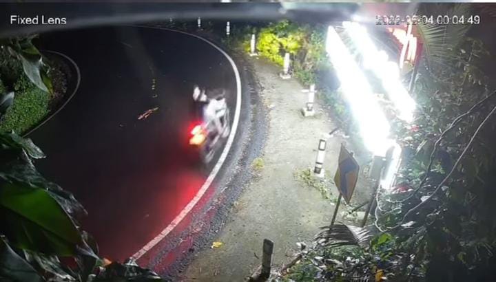 KARANGASEM, BALINEWS.ID - Rekaman CCTV pengendara motor yang melintas di perbatasan Desa Pesaban, Kecamatan Rendang tampak melempar benda keras ke plang nama D…