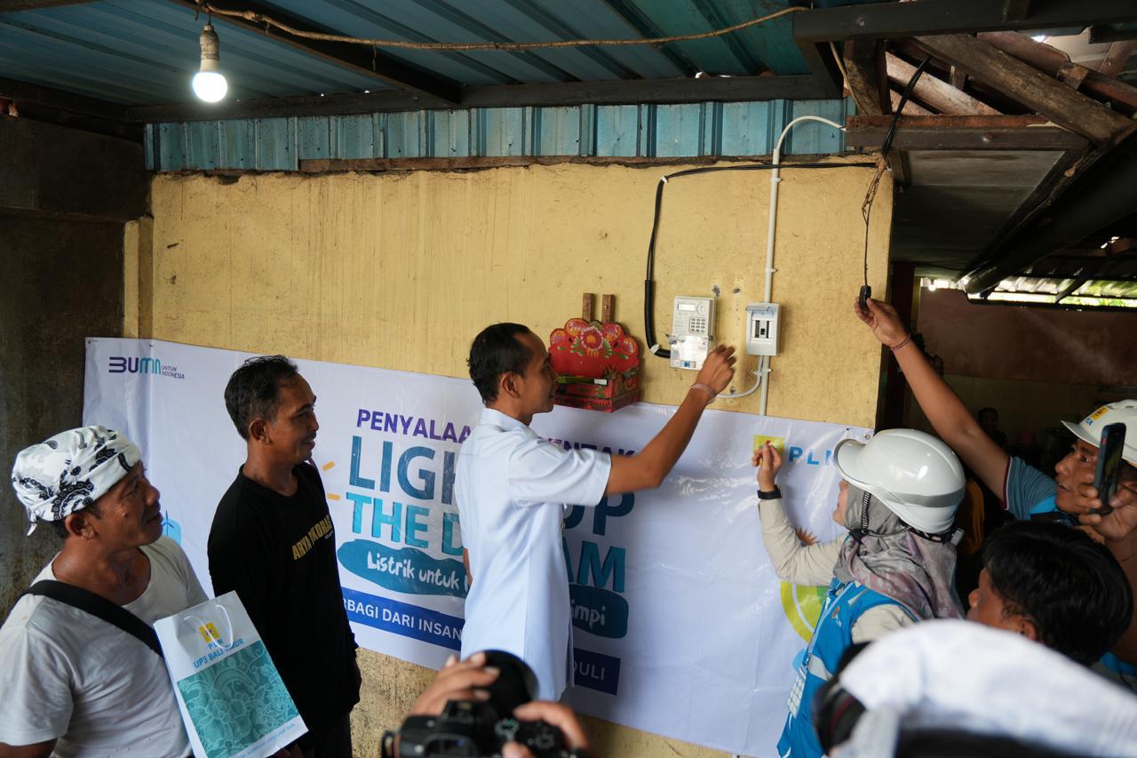 KLUNGKUNG, BALINEWS.ID - Para pegawai PT PLN (Persero) Bali Timur menunjukkan empati dan solidaritasnya dengan menyisihkan sebagian gaji mereka untuk membantu …