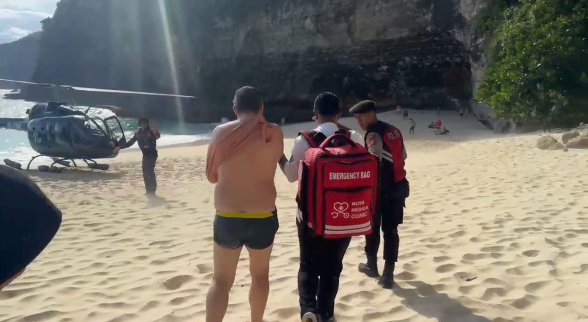 KLUNGKUNG, BALINEWS.ID - Seorang wisatawan asal Prancis, Cayla (56), mengalami kecelakaan saat berenang di Pantai Kelingking, Nusa Penida, pada Senin (12/5/202…