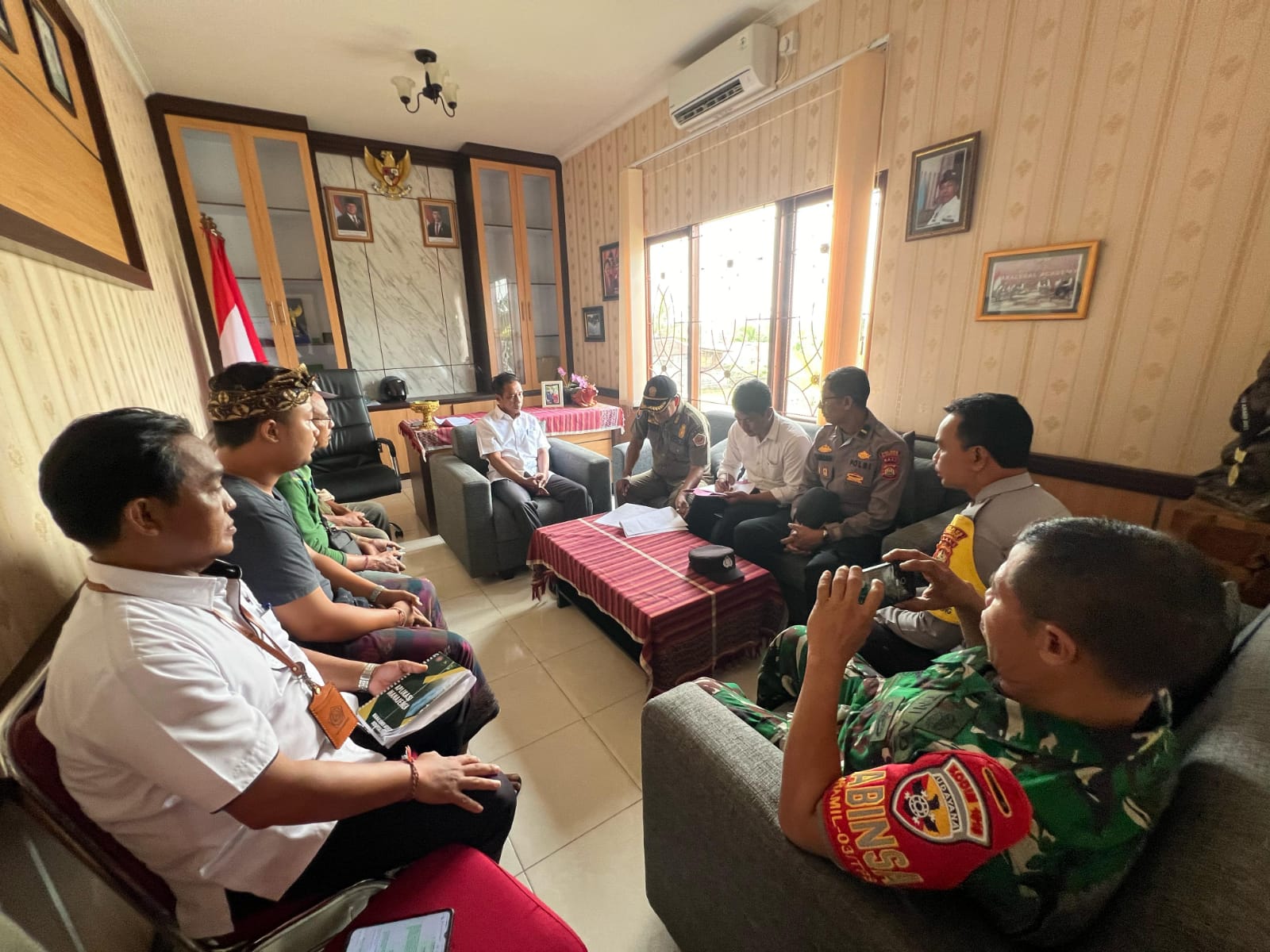 GIANYAR, BALINEWS.ID - Aroma sedap Babi Guling yang menjadi primadona kuliner Bali rupanya menyisakan persoalan di Desa Pejeng Kawan, Tampaksiring. Keluhan war…