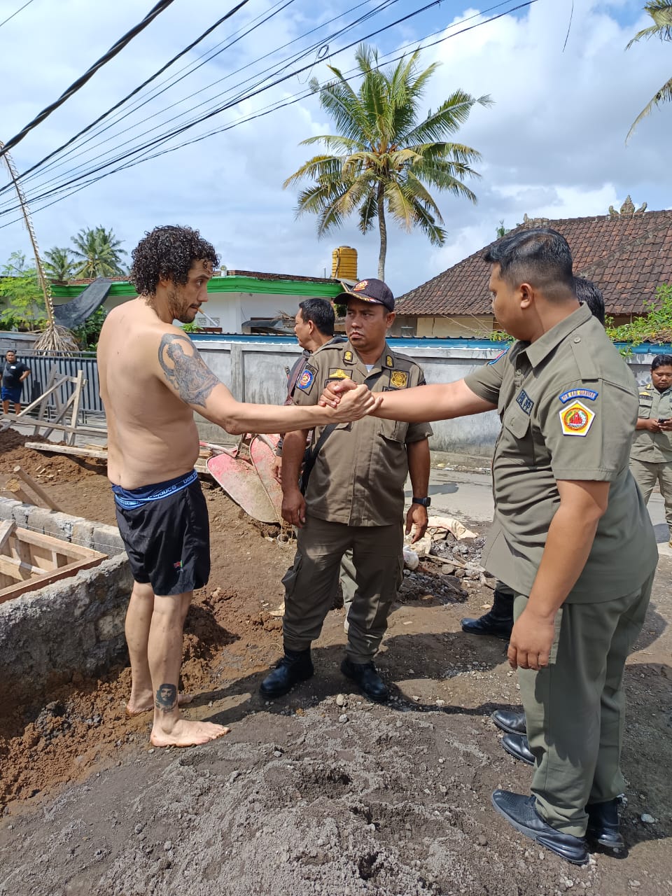 GIANYAR, BALINEWS.ID - Petugas Satuan Polisi Pamong Praja (Satpol PP) Kabupaten Gianyar mengamankan orang asing warga negara Inggris, Rupert Kimber (42). Orang…