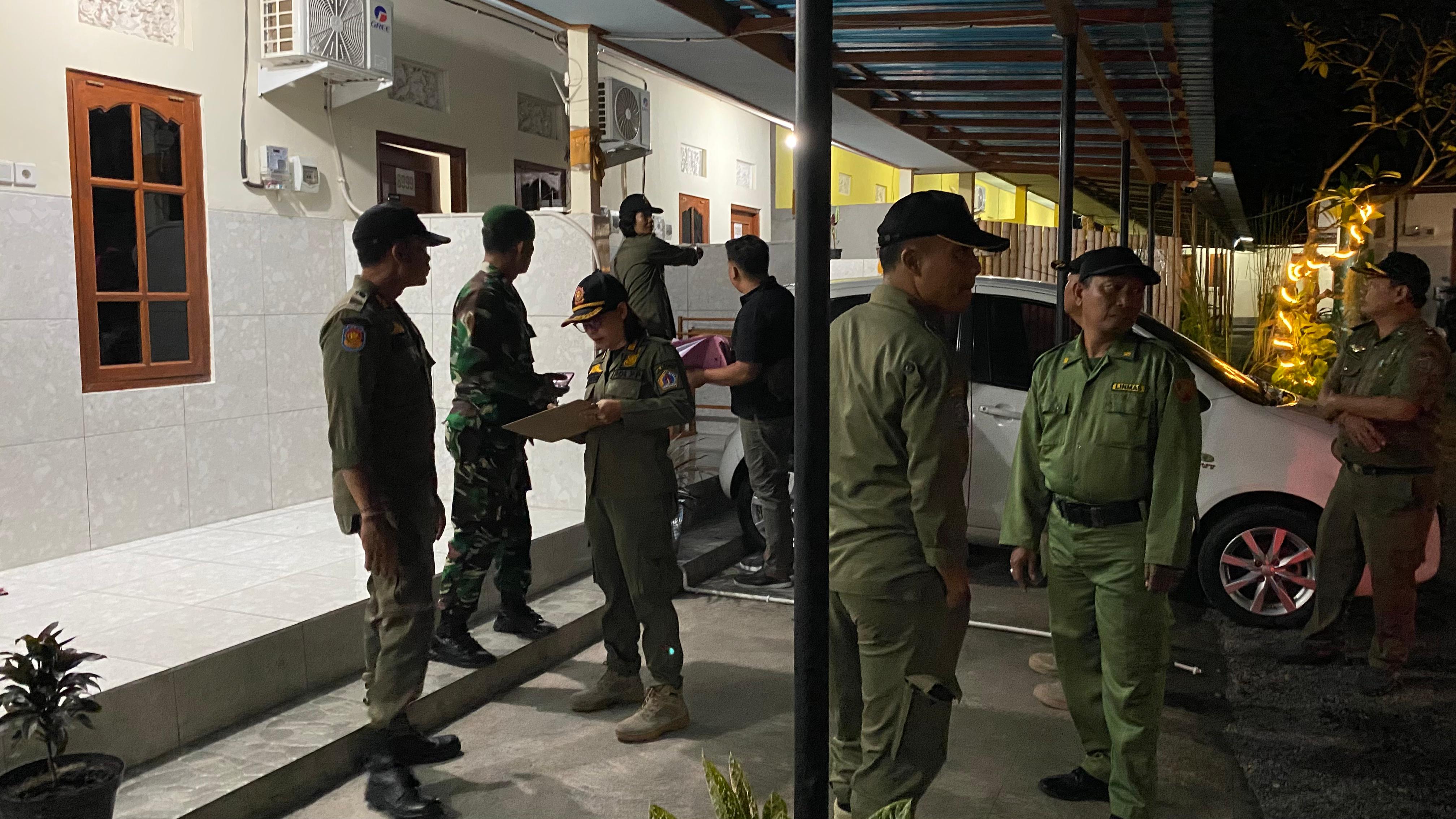 KLUNGKUNG, BALINEWS.ID – Satuan Polisi Pamong Praja (Satpol PP) Kabupaten Klungkung menggelar inspeksi mendadak (sidak) terhadap penduduk non permanen atau pen…